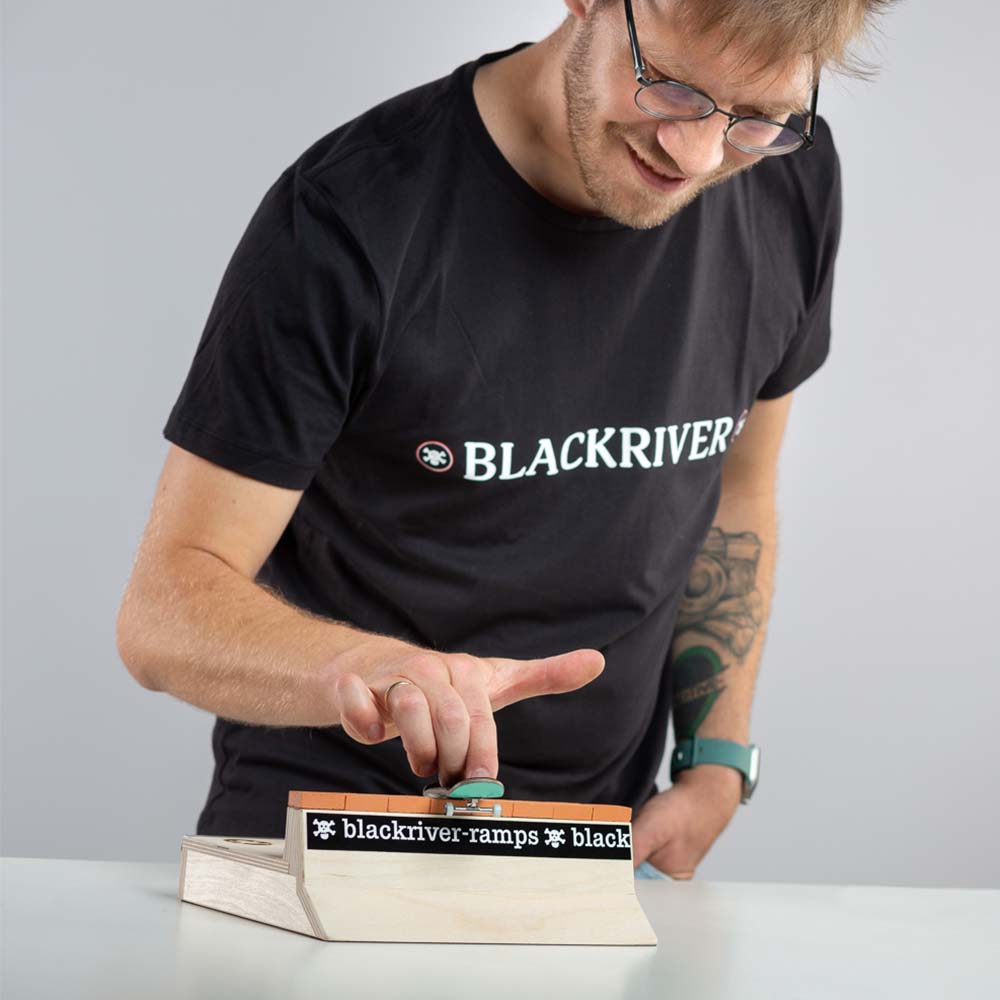 Blackriver Linehan Pro 2 – Fingerboard Holz-Obstacle mit Mini-Ziegeln & Coping