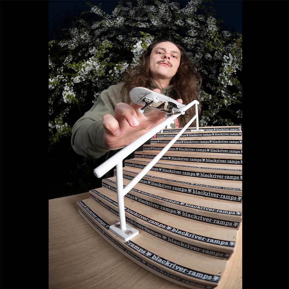 Blackriver 10-Stair mit runder weißer Handrail – Fingerboard Holz-Treppenset